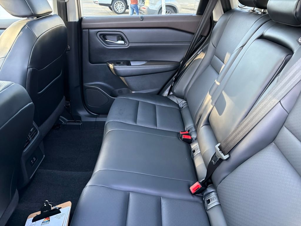 Used 2023 Nissan Rogue SV w/ SV Premium B Package image 60