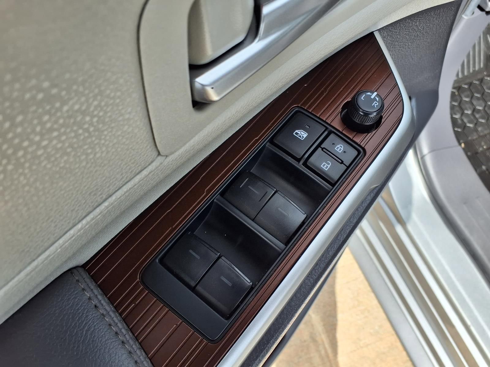 Used 2024 Toyota Sienna XLE FWD image 23