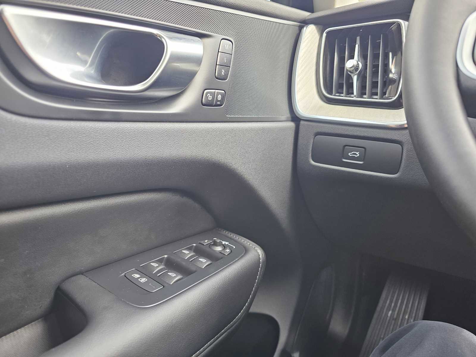 Certified 2025 Volvo XC60 B5 Plus image 33