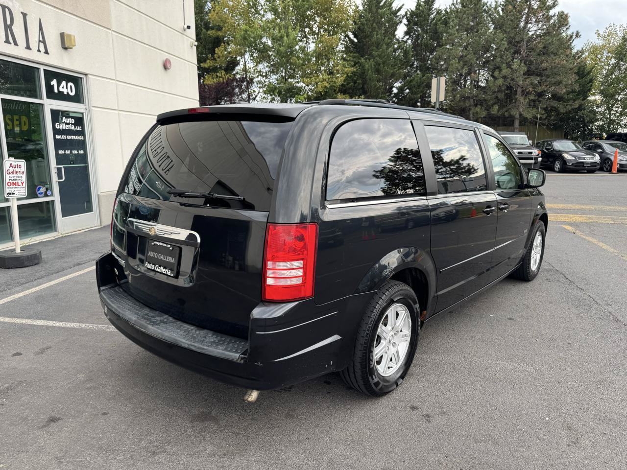Used 2008 Chrysler Town & Country Touring FWD image 4