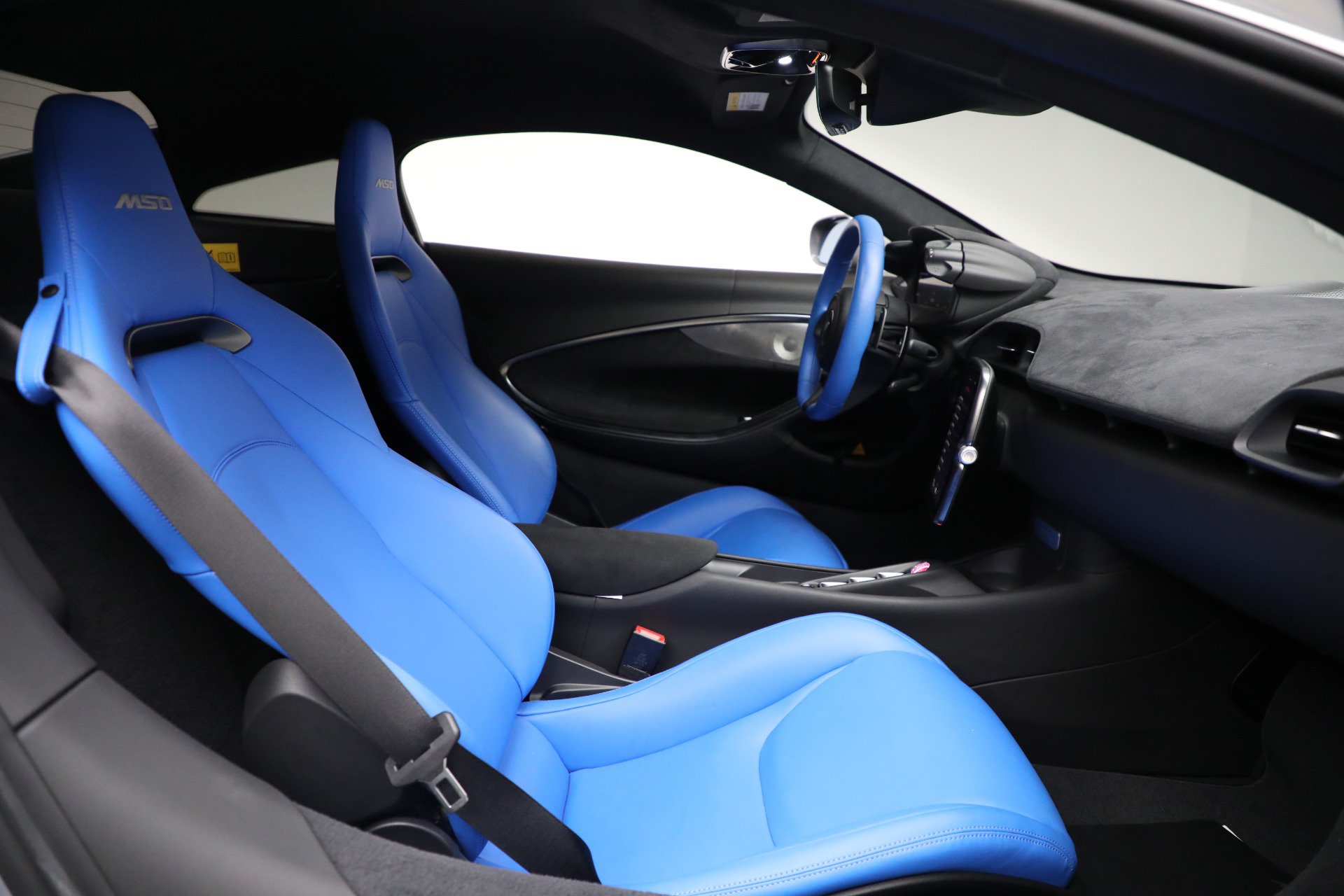 Used 2023 McLaren Artura RWD image 28
