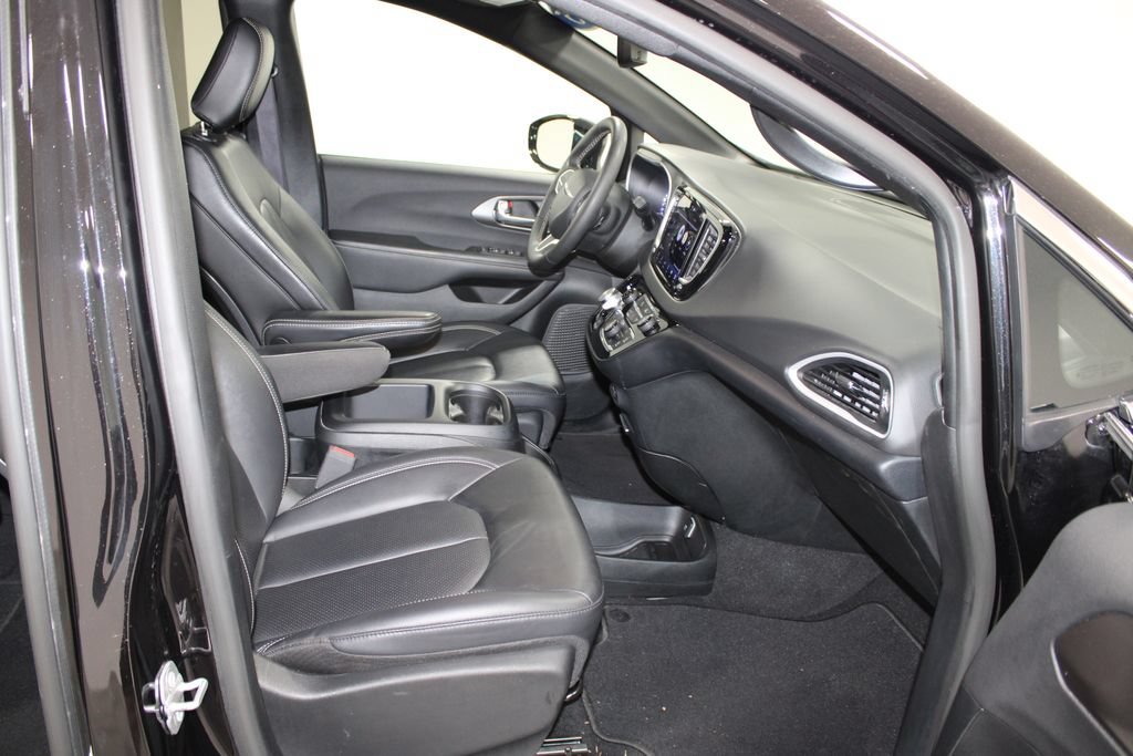 Used 2025 Chrysler Pacifica Select FWD image 27