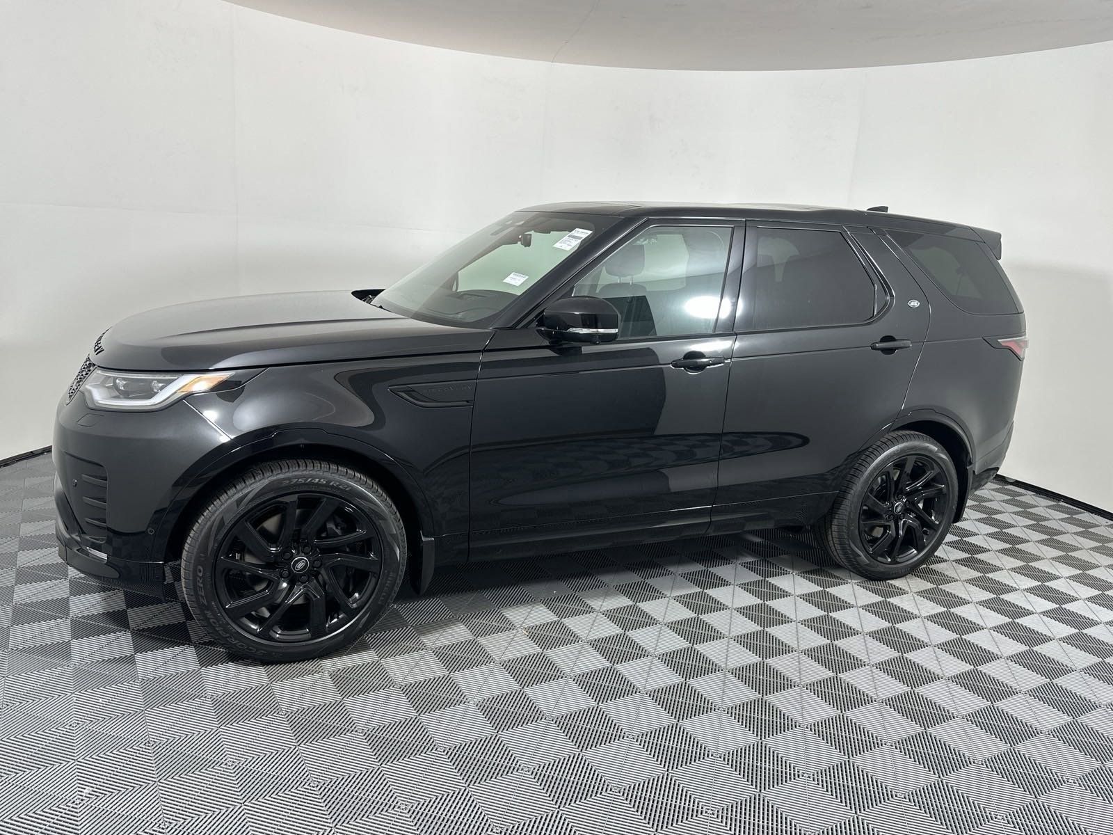 Certified 2025 Land Rover Discovery Dynamic SE AWD/4WD image 2