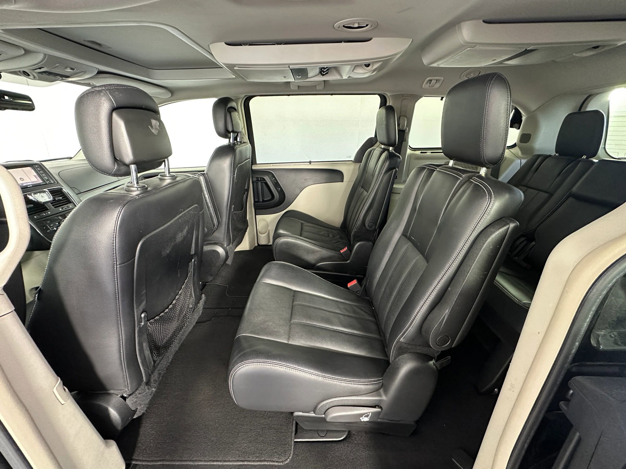 Used 2012 Chrysler Town & Country Touring-L w/ Premium Group FWD image 28
