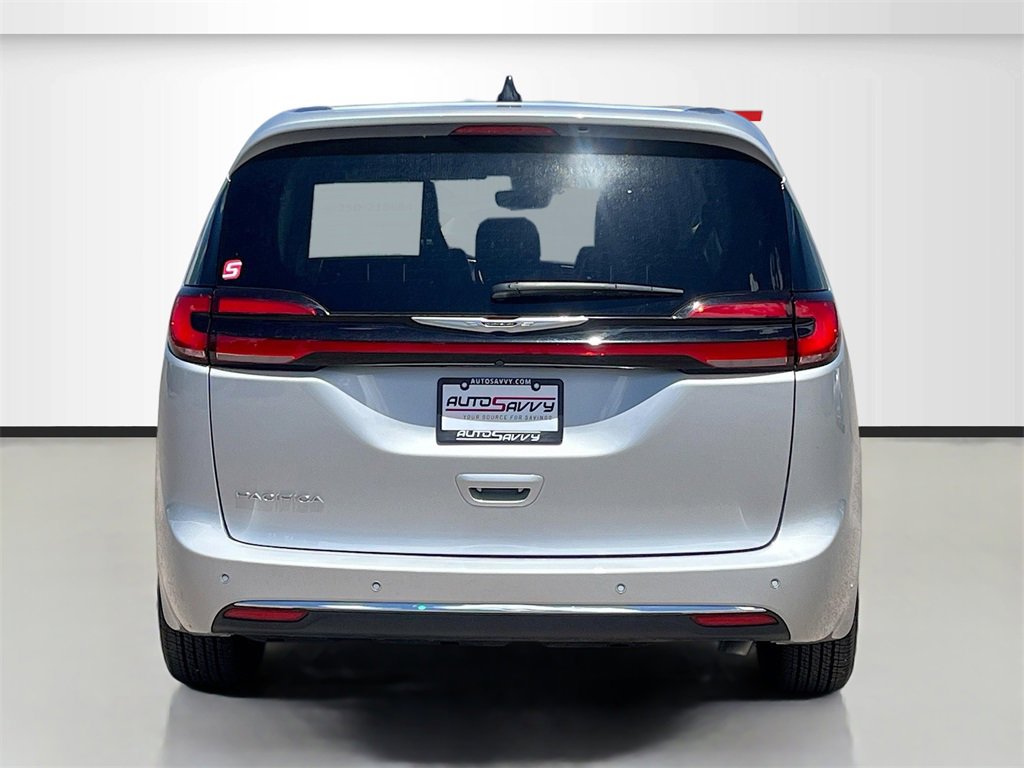 Used 2024 Chrysler Pacifica Touring-L image 6