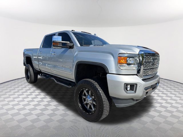 Used 2019 GMC Sierra 2500 Denali w/ Duramax Plus Package AWD/4WD image 3