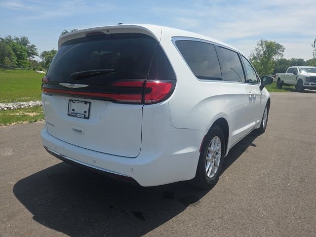 Used 2023 Chrysler Pacifica Touring-L FWD image 8