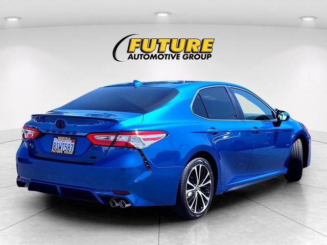 Used 2020 Toyota Camry SE w/ Blackout Package FWD image 4