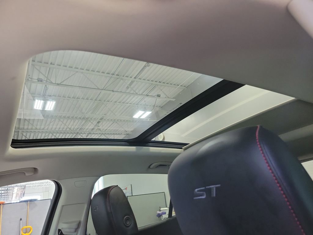 Used 2023 Buick Envision Essence w/ Sport Touring Package image 3
