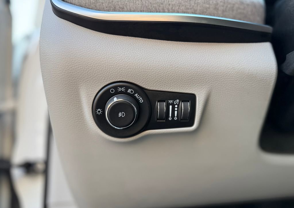 Used 2024 Jeep Compass Latitude AWD/4WD image 20