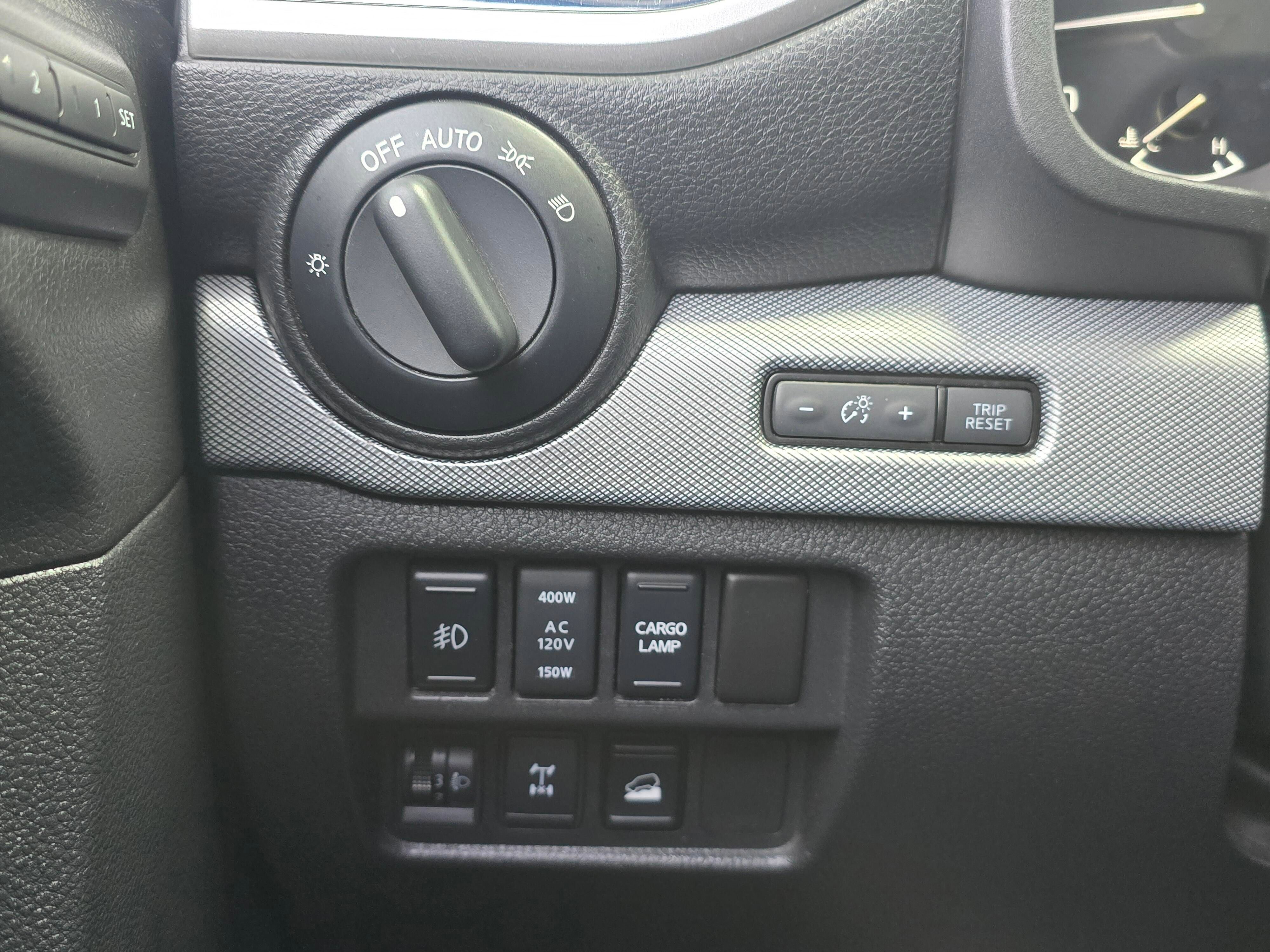 Used 2018 Nissan Titan PRO-4X w/ Pro-4x Convenience Package AWD/4WD image 25