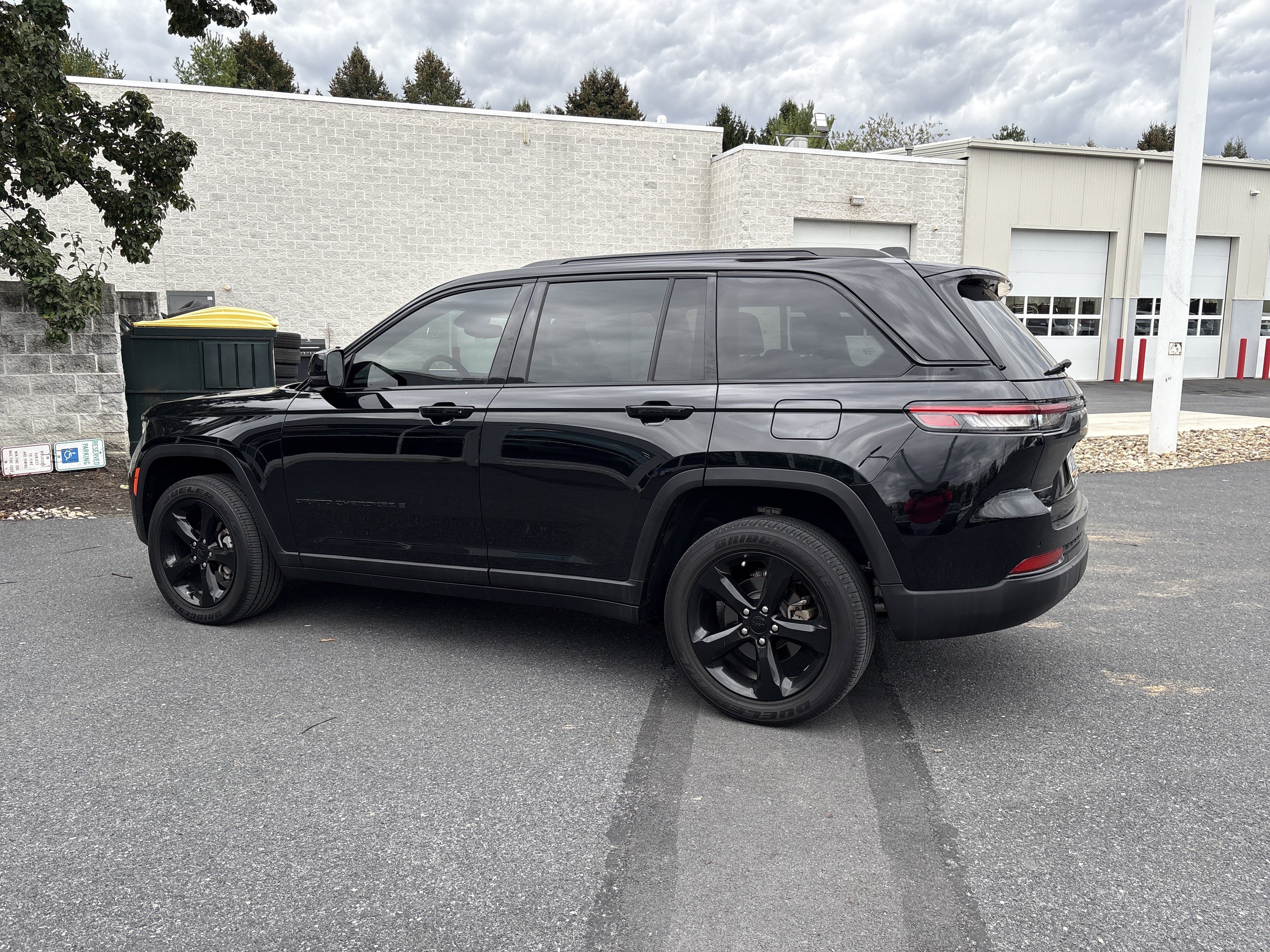 Certified 2023 Jeep Grand Cherokee Altitude image 4
