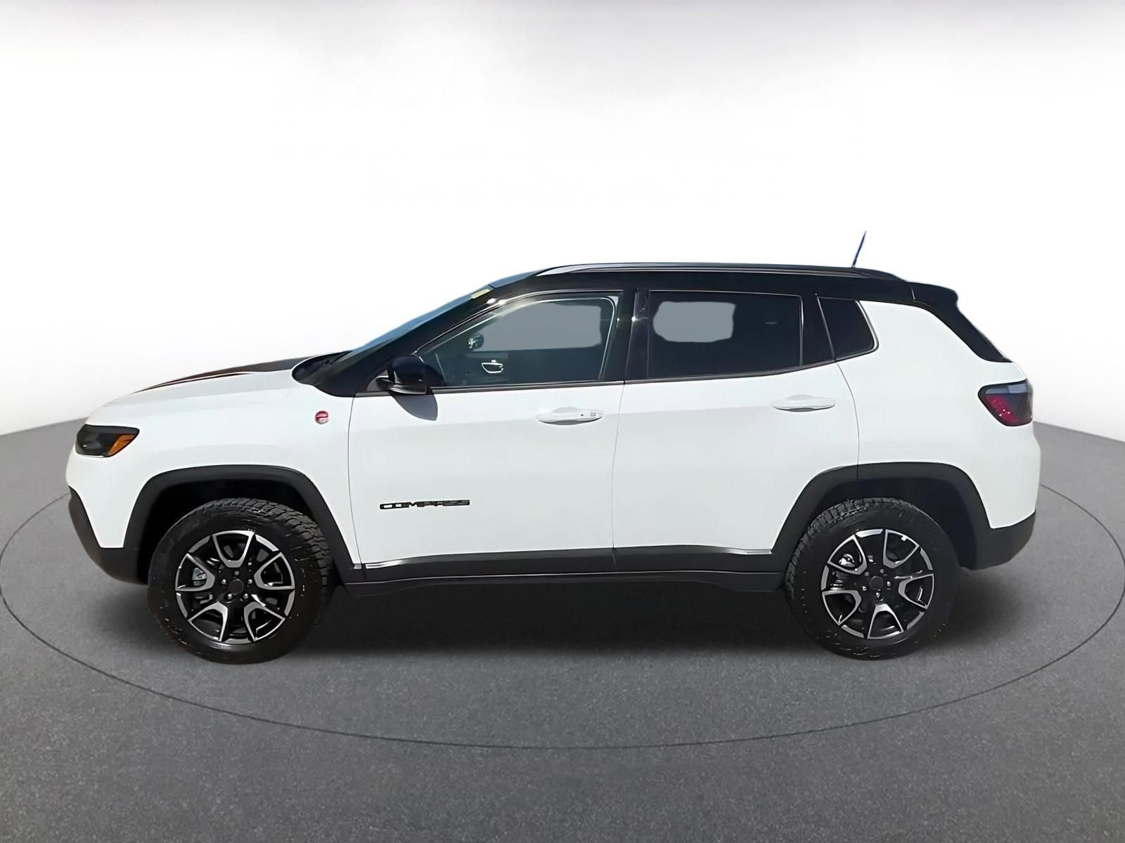 Used 2025 Jeep Compass Trailhawk AWD/4WD image 9