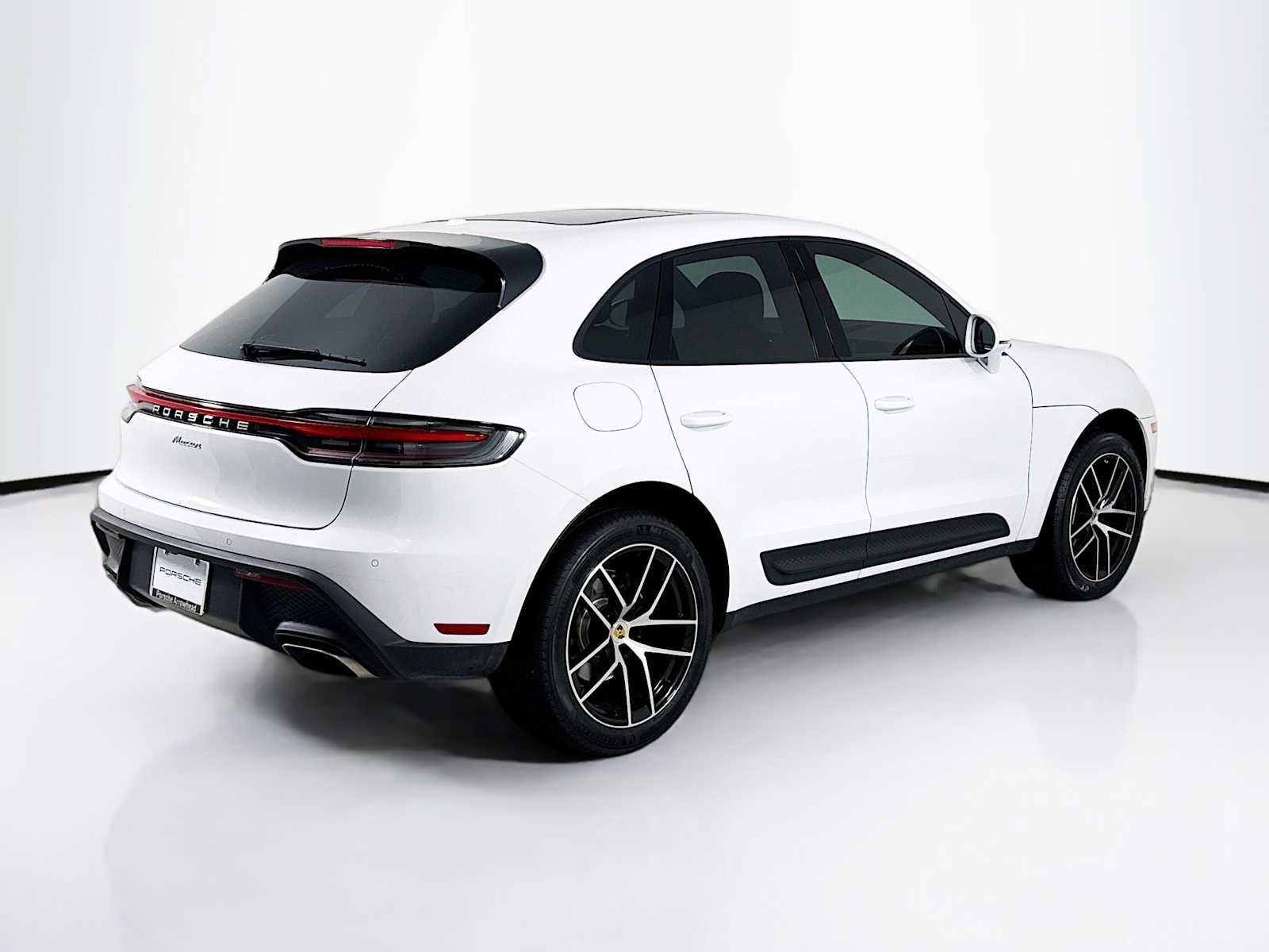 Certified 2025 Porsche Macan AWD/4WD image 9