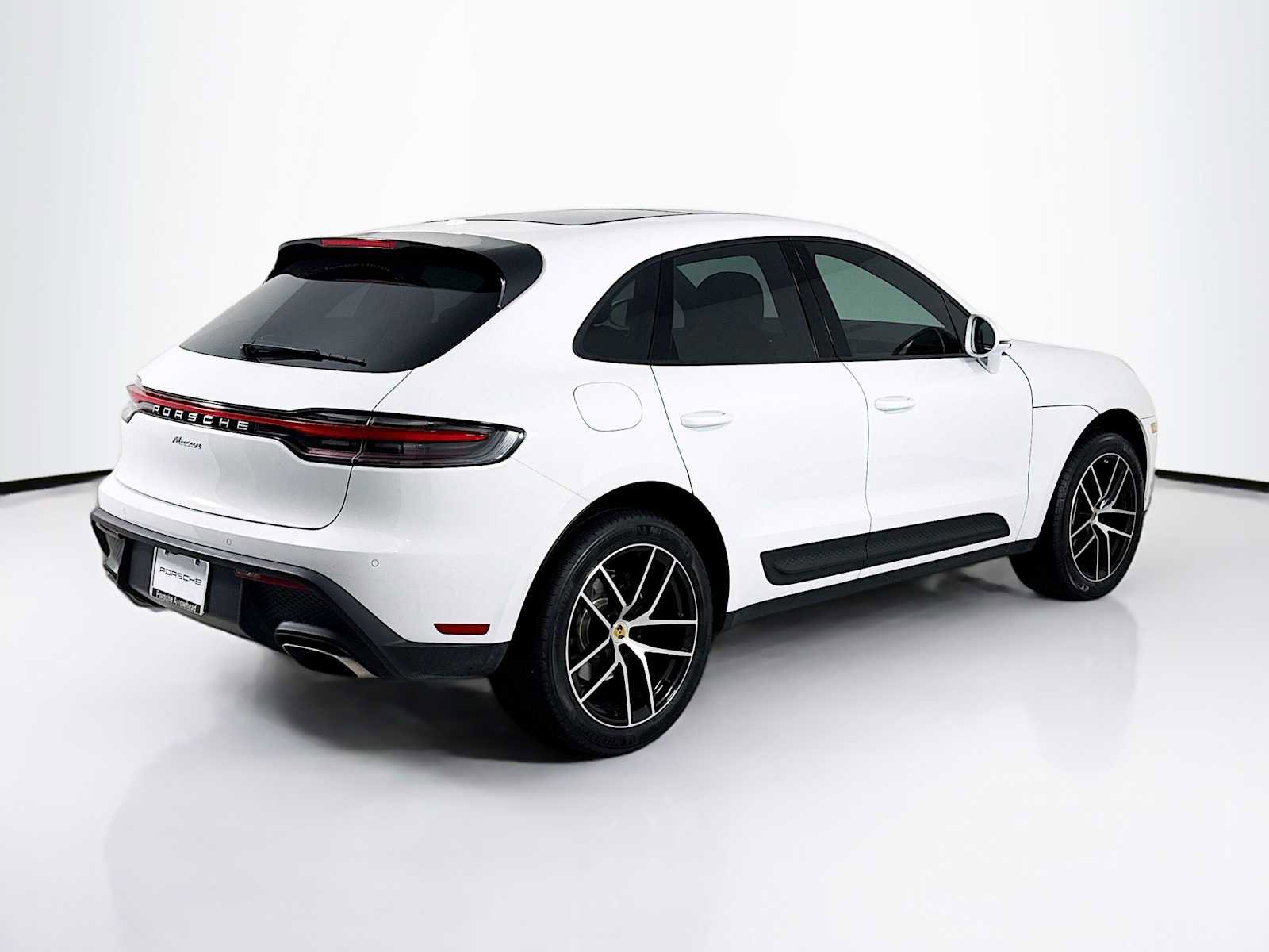 Certified 2025 Porsche Macan AWD/4WD image 9