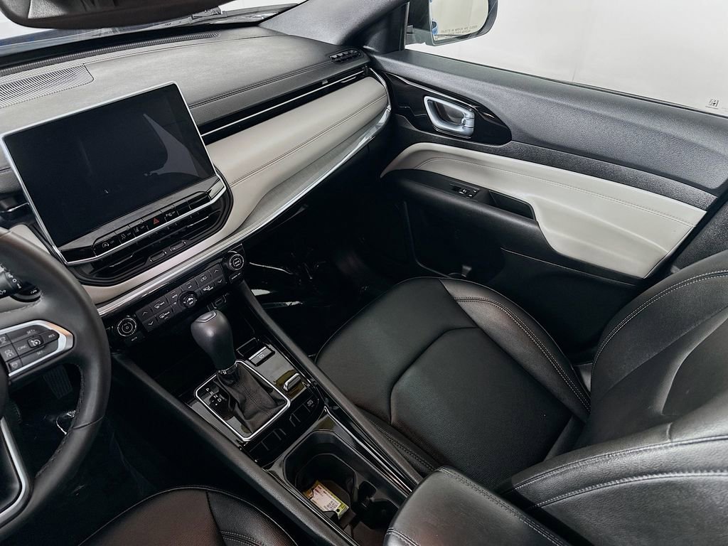 Certified 2024 Jeep Compass Limited image 32