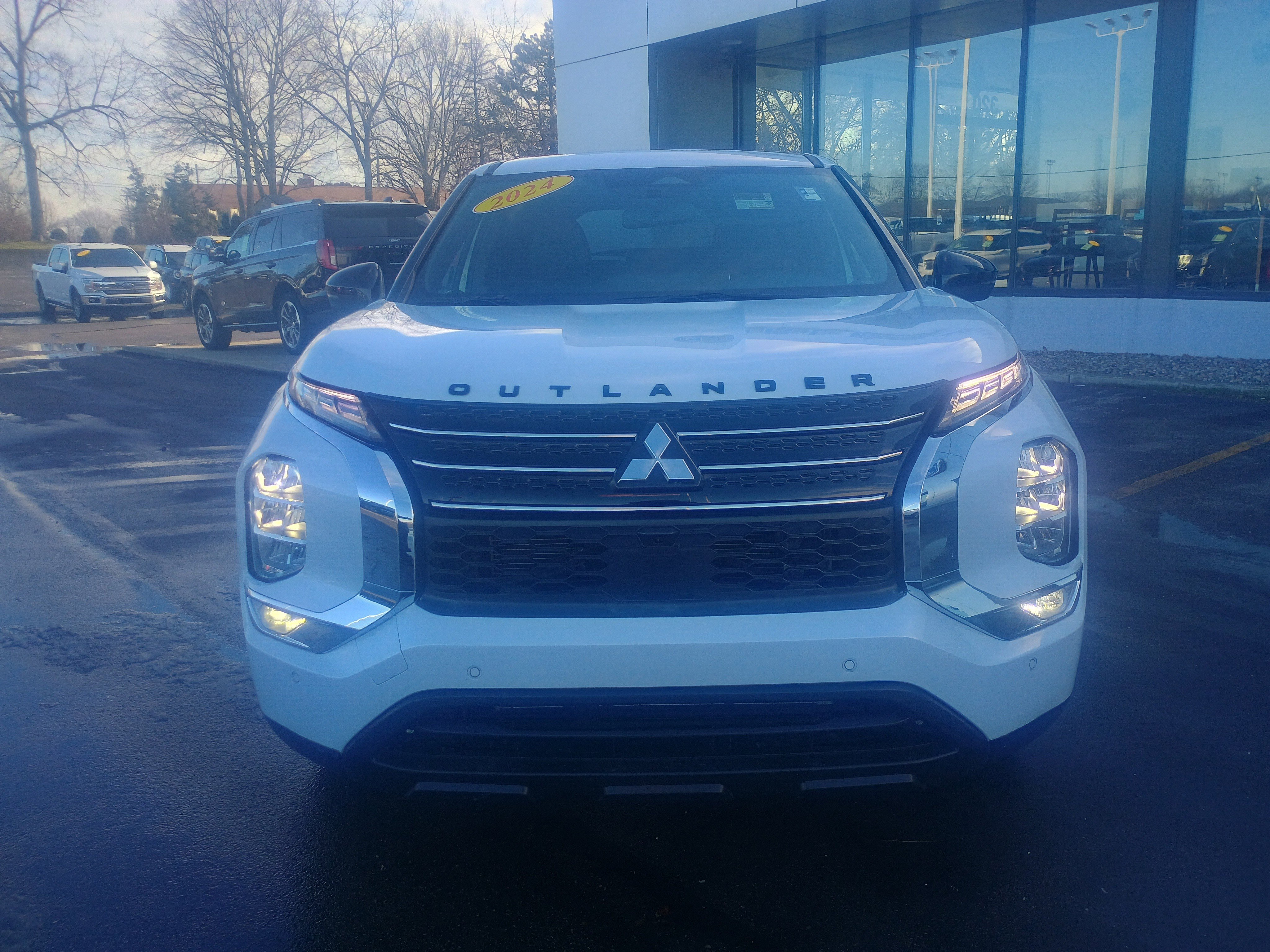 Used 2024 Mitsubishi Outlander SE image 2