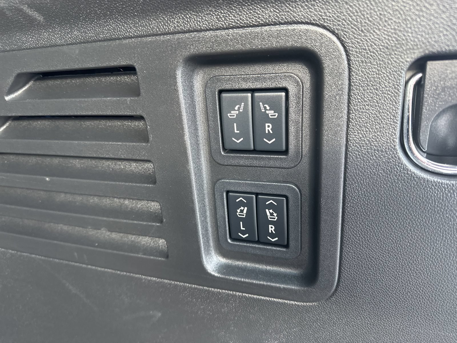 Used 2024 Chevrolet Traverse RS AWD/4WD image 34