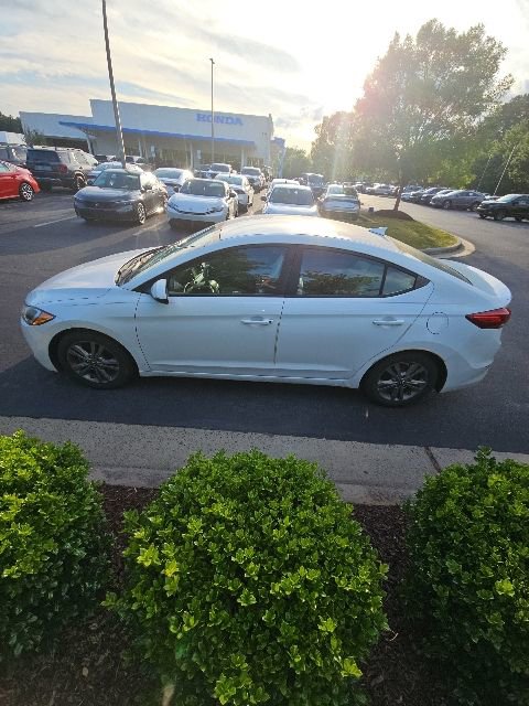 Used 2017 Hyundai Elantra SE FWD image 2