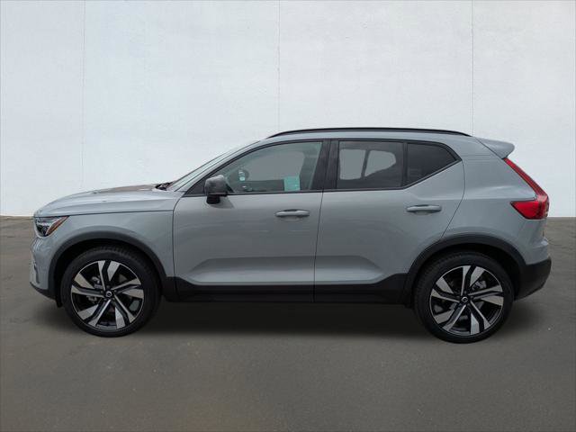 Used 2025 Volvo XC40 B5 Ultra w/ Climate Package image 2