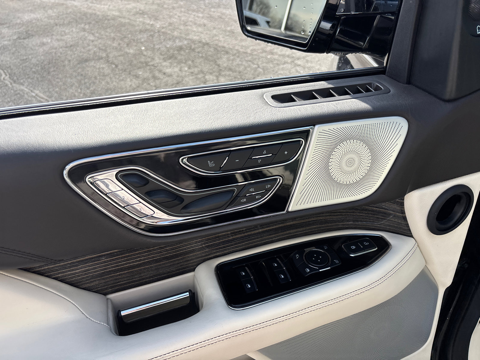 Used 2021 Lincoln Navigator Black Label w/ Cargo Convenience Package image 12