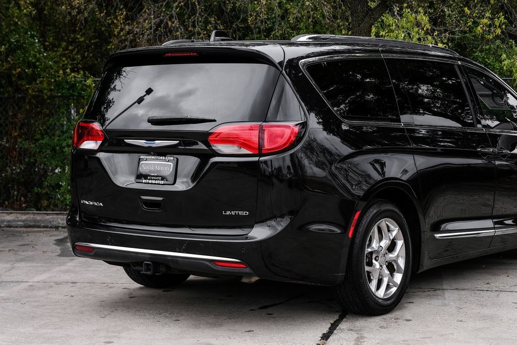Used 2018 Chrysler Pacifica Limited image 17