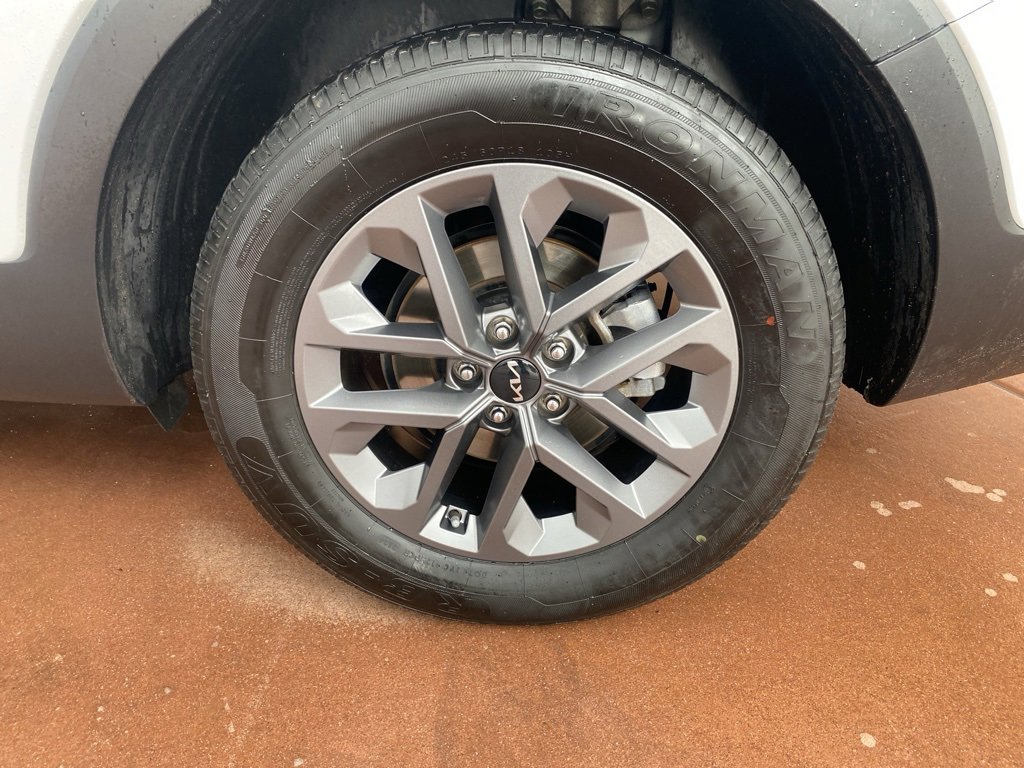 Used 2023 Kia Telluride LX image 42