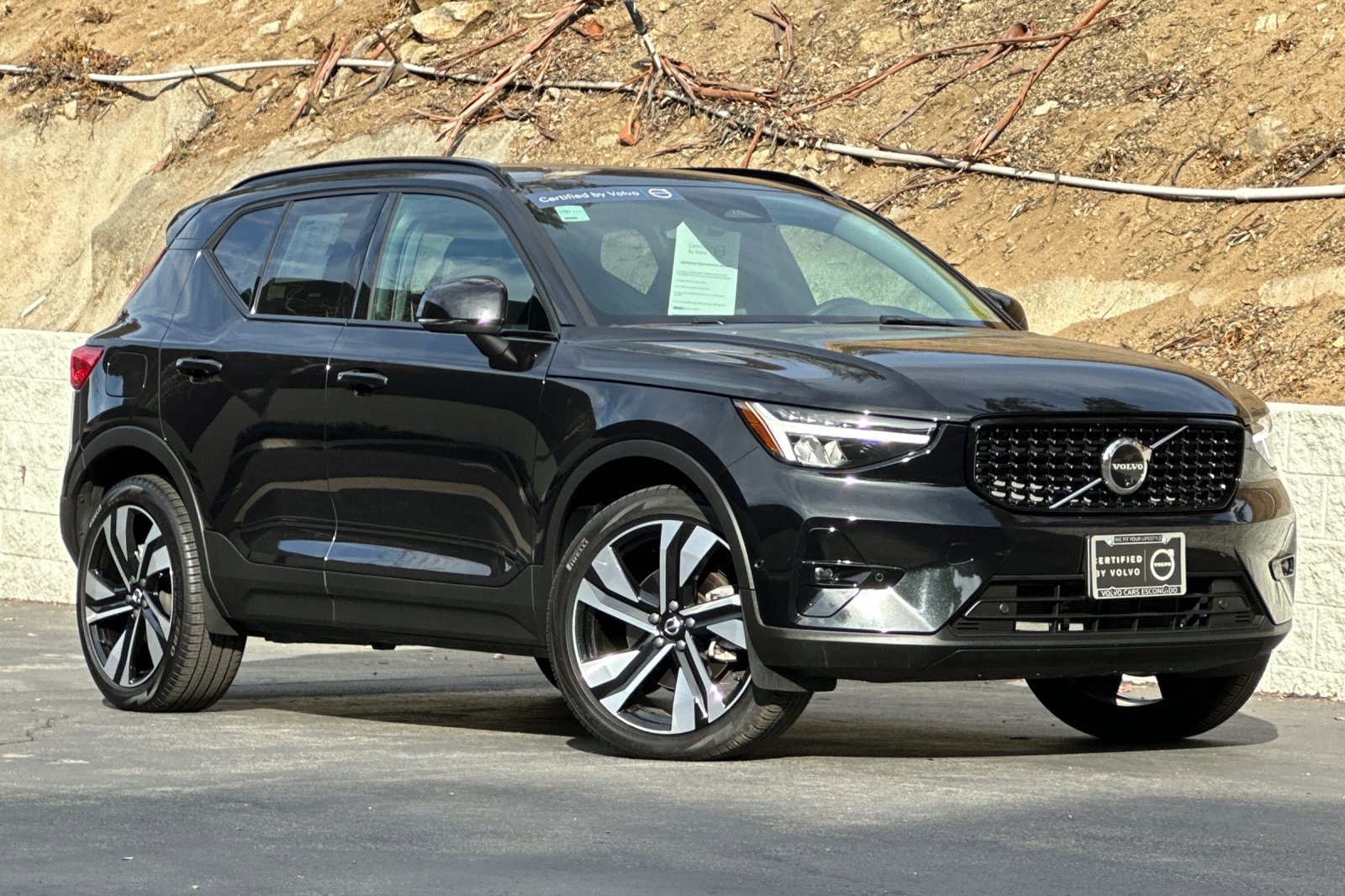Certified 2025 Volvo XC40 B5 Plus image 2