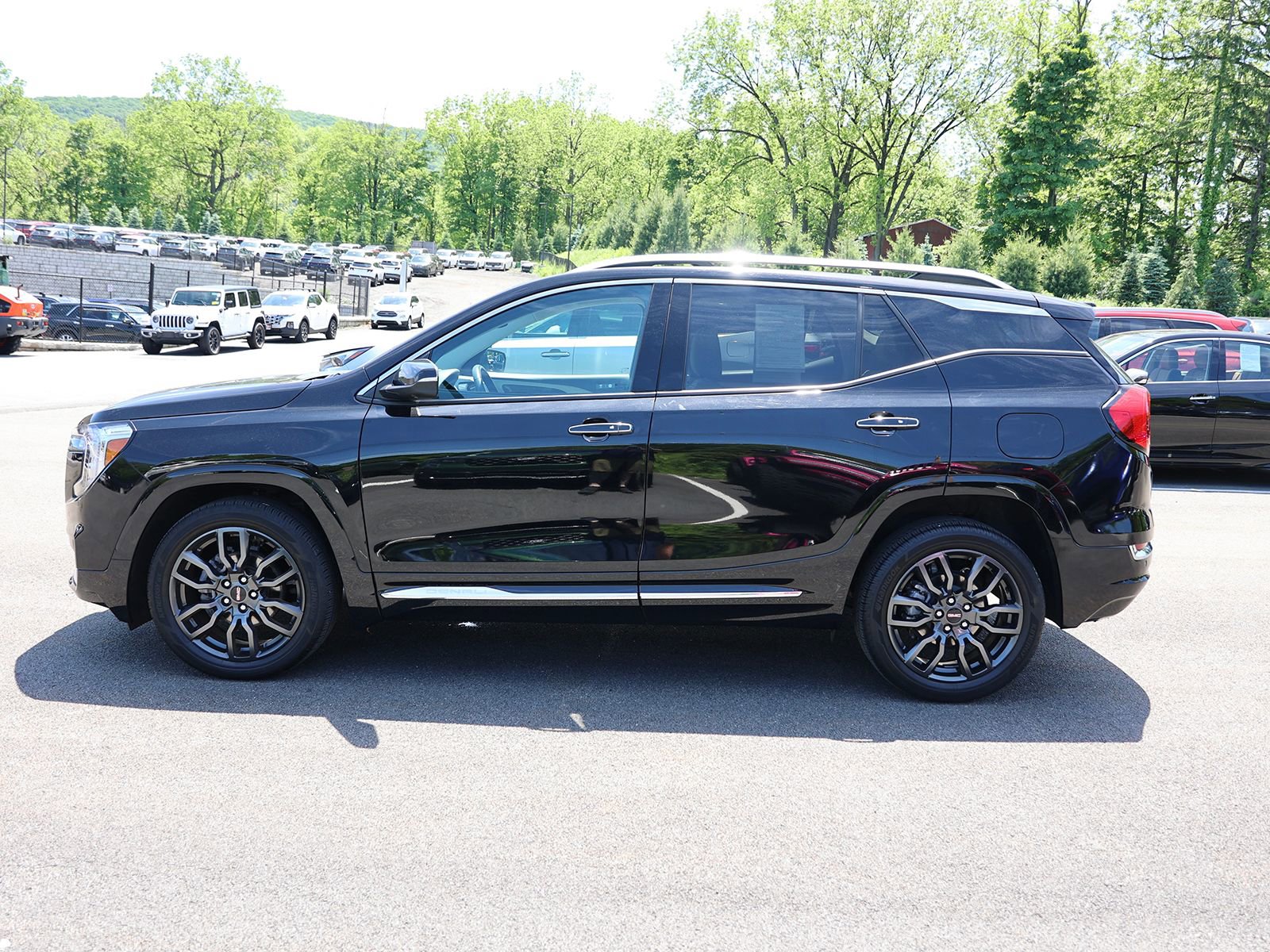 Used 2022 GMC Terrain Denali w/ Black Diamond Edition AWD/4WD image 4
