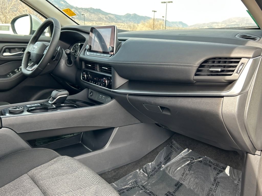 Used 2025 Nissan Rogue SV image 8