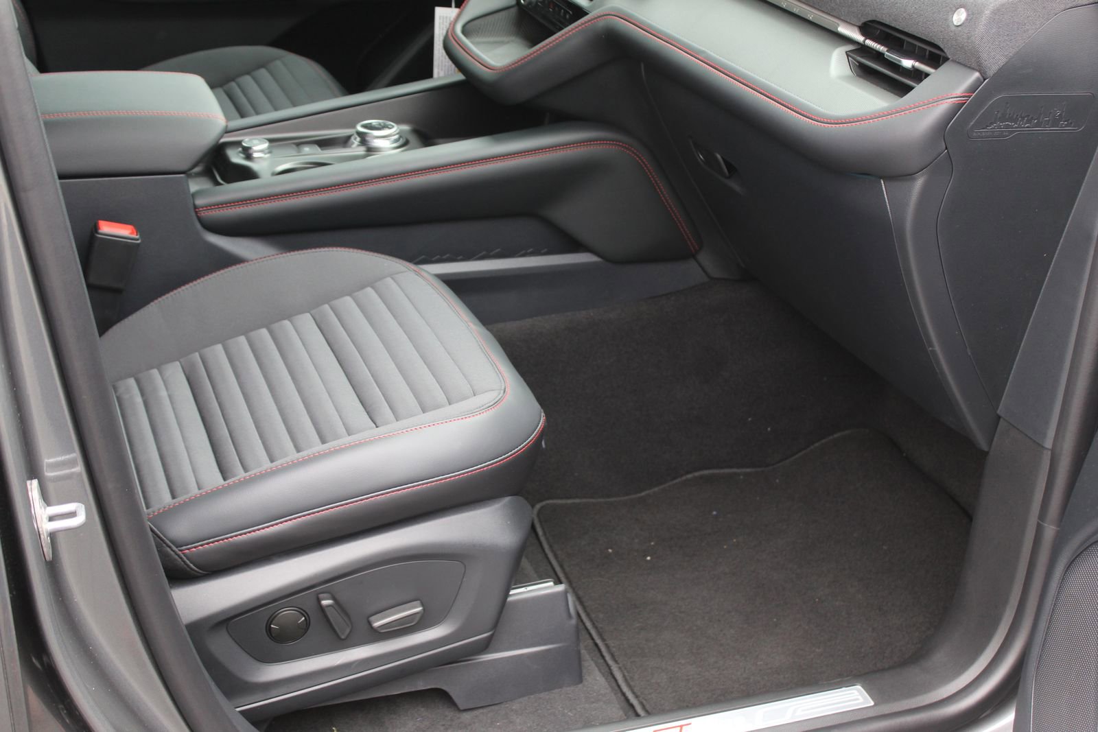 New 2026 Ford Explorer ST-Line w/ ST-Line Street Pack image 16