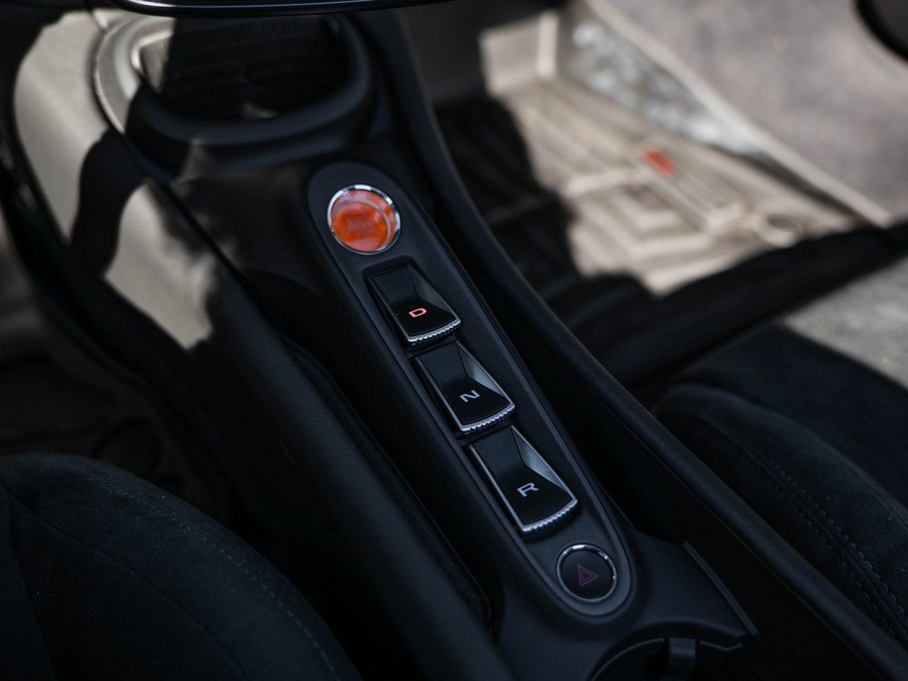 Used 2025 McLaren Artura Spider image 19