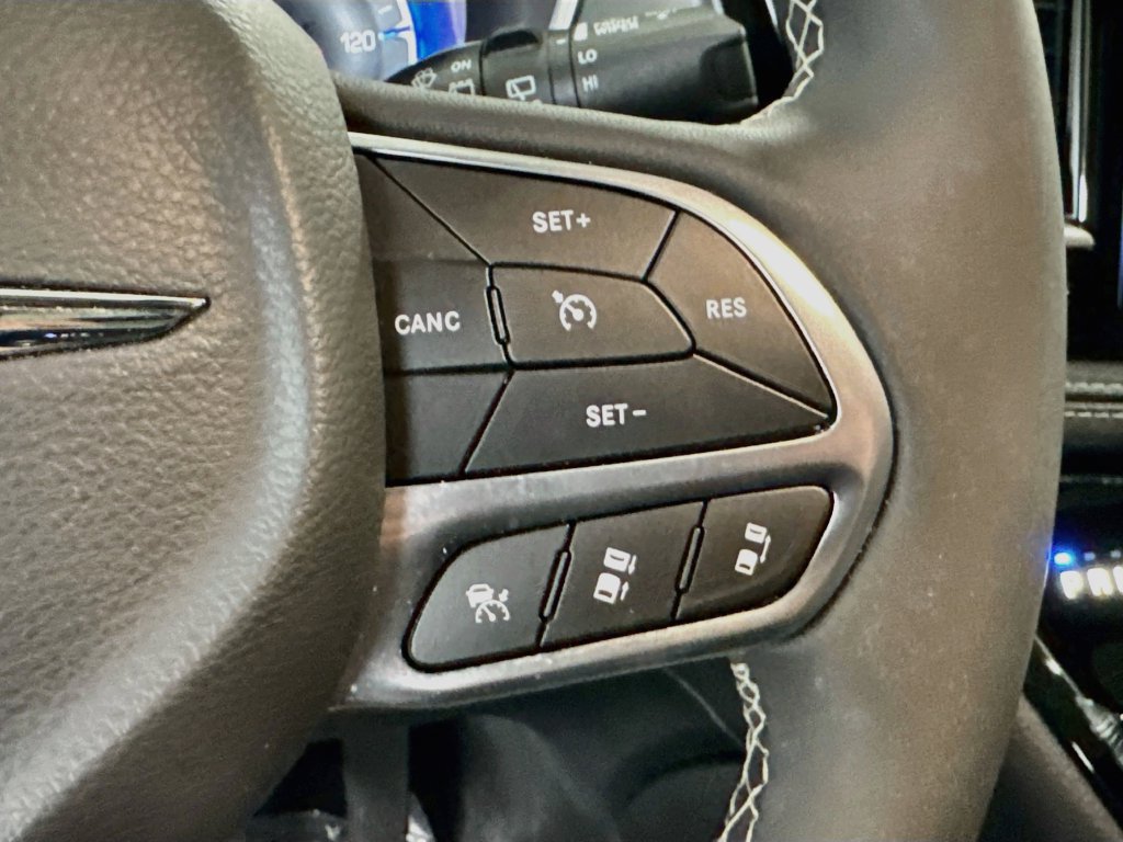 Used 2026 Chrysler Pacifica Limited FWD image 13