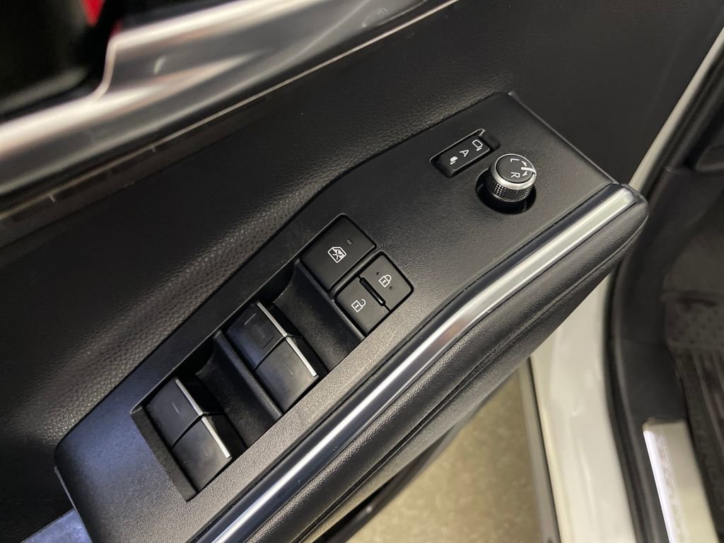 Used 2024 Toyota Highlander Platinum AWD/4WD image 16