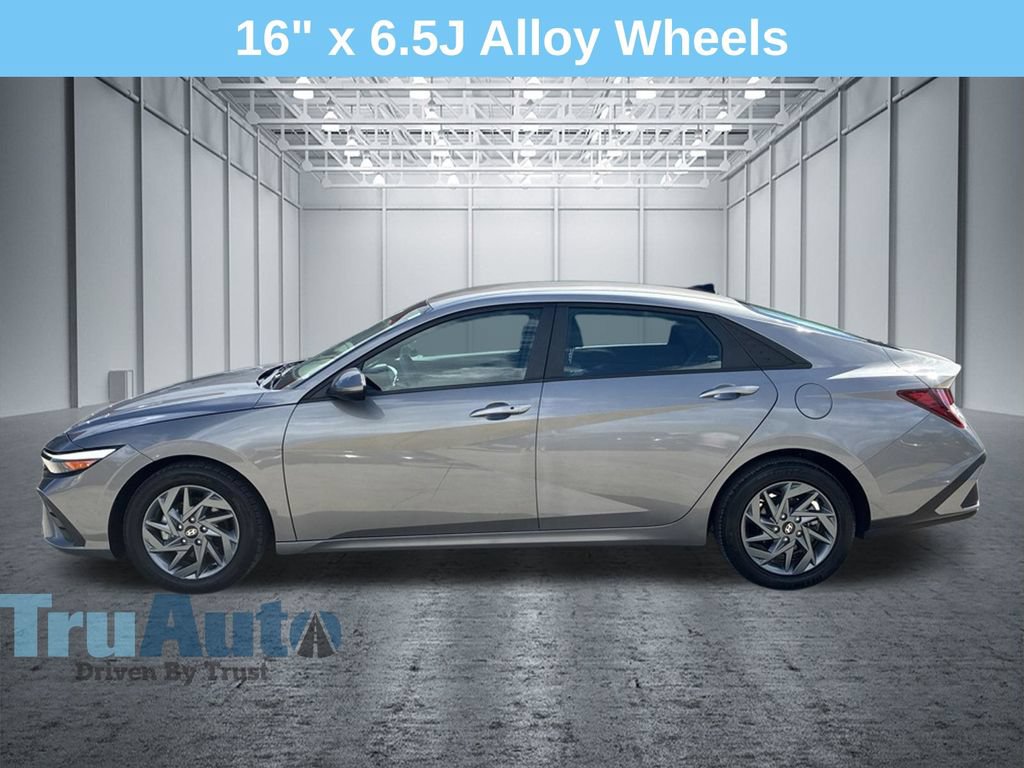 Used 2024 Hyundai Elantra SEL FWD image 4