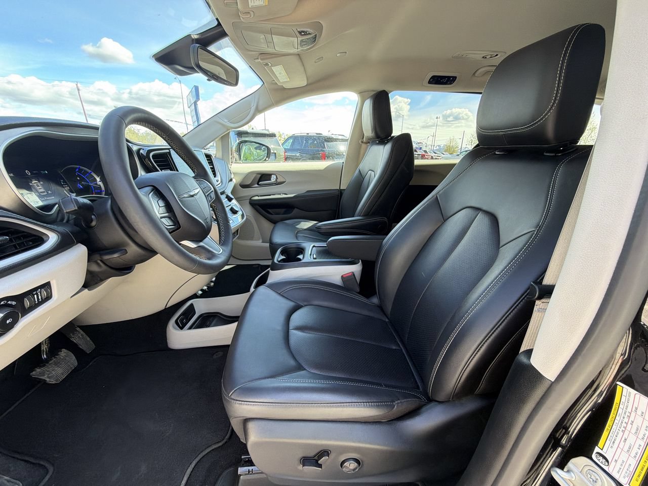 Used 2024 Chrysler Pacifica Limited FWD image 12