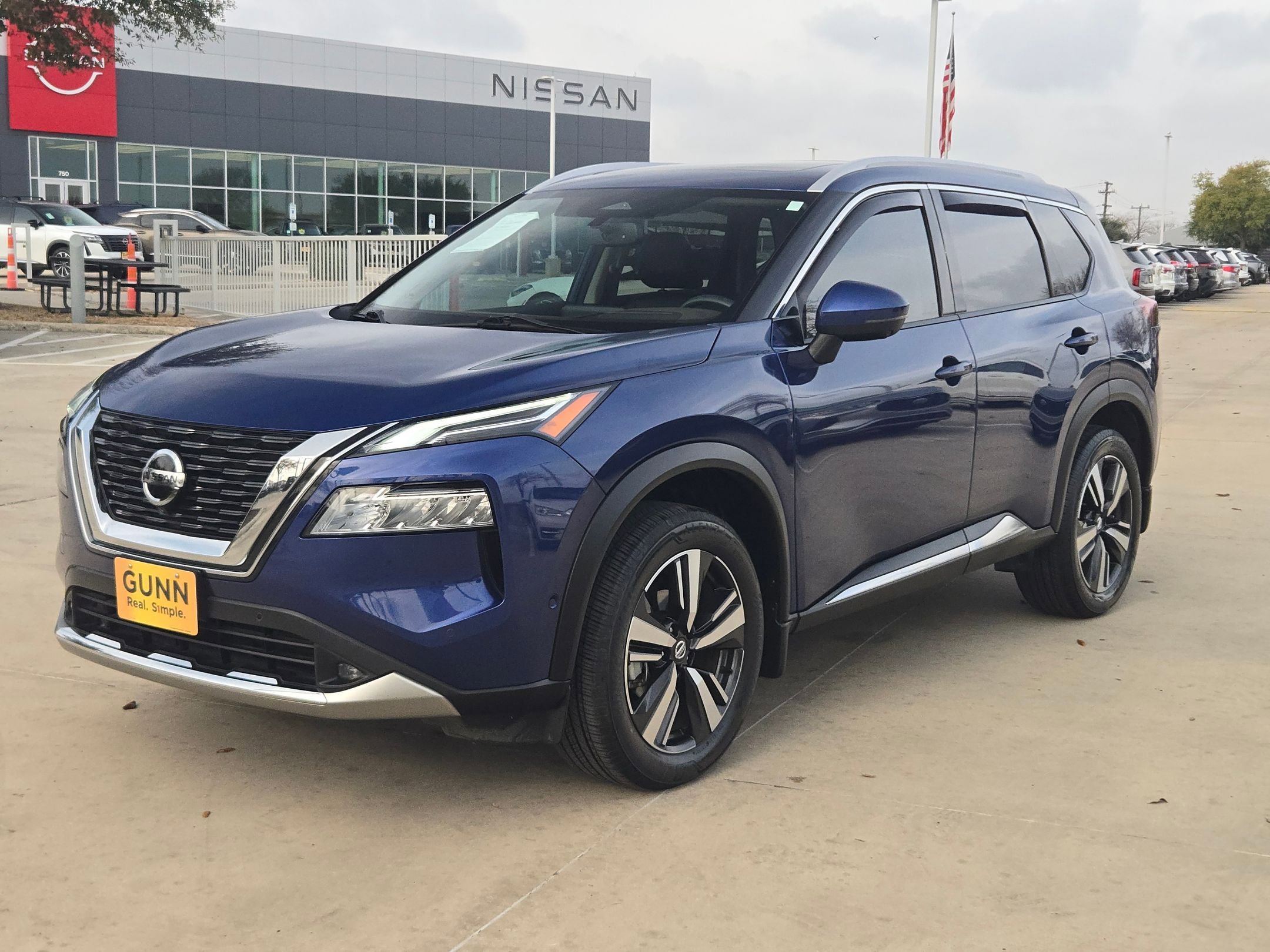 Used 2021 Nissan Rogue Platinum image 3