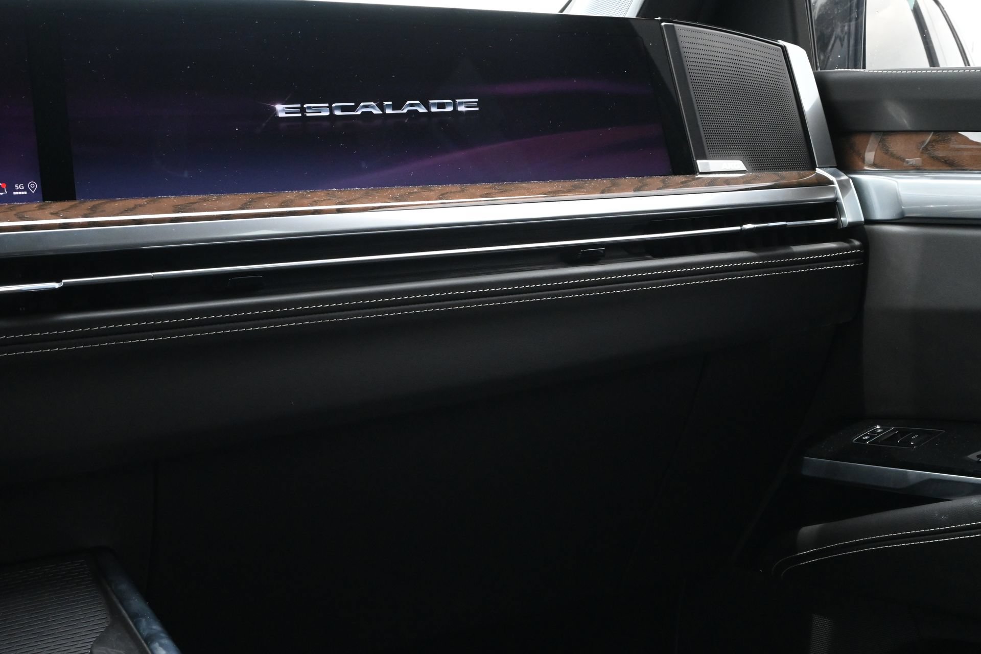 Certified 2026 Cadillac Escalade ESV Platinum Sport w/ LPO, ONYX Package AWD/4WD image 9