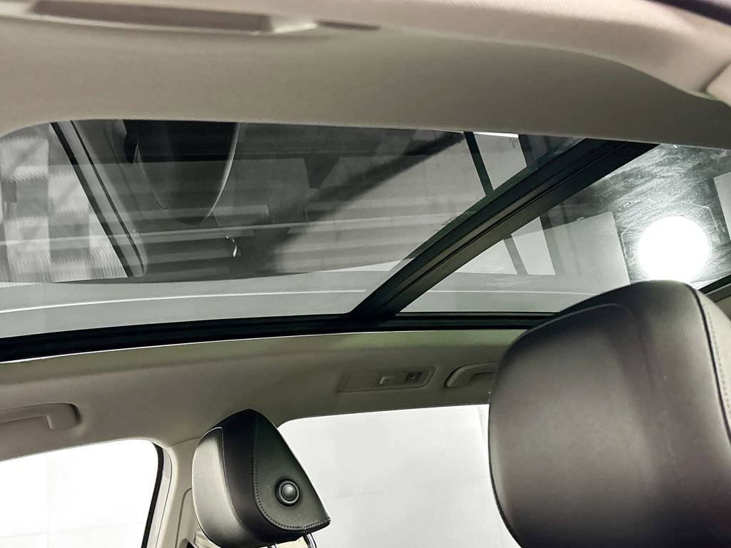 Used 2018 Volkswagen Tiguan SE w/ Panoramic Sunroof Package image 18