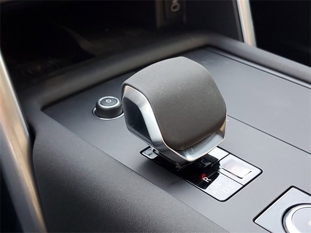 Used 2024 Land Rover Discovery Dynamic SE image 32