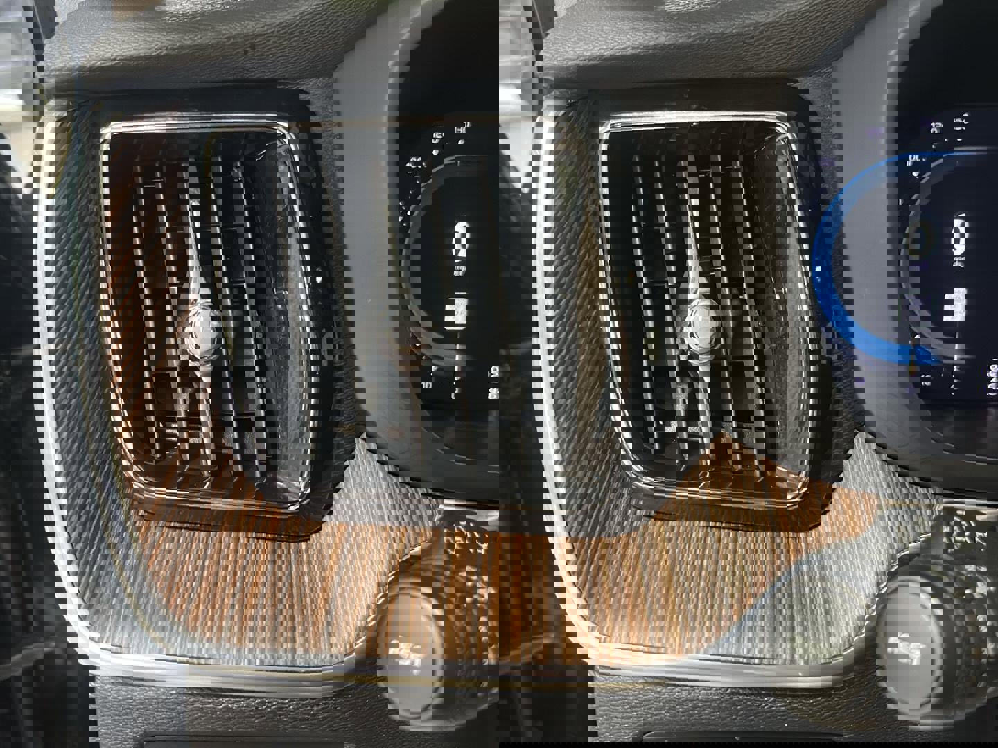 Used 2023 Volvo XC60 B5 Plus image 17