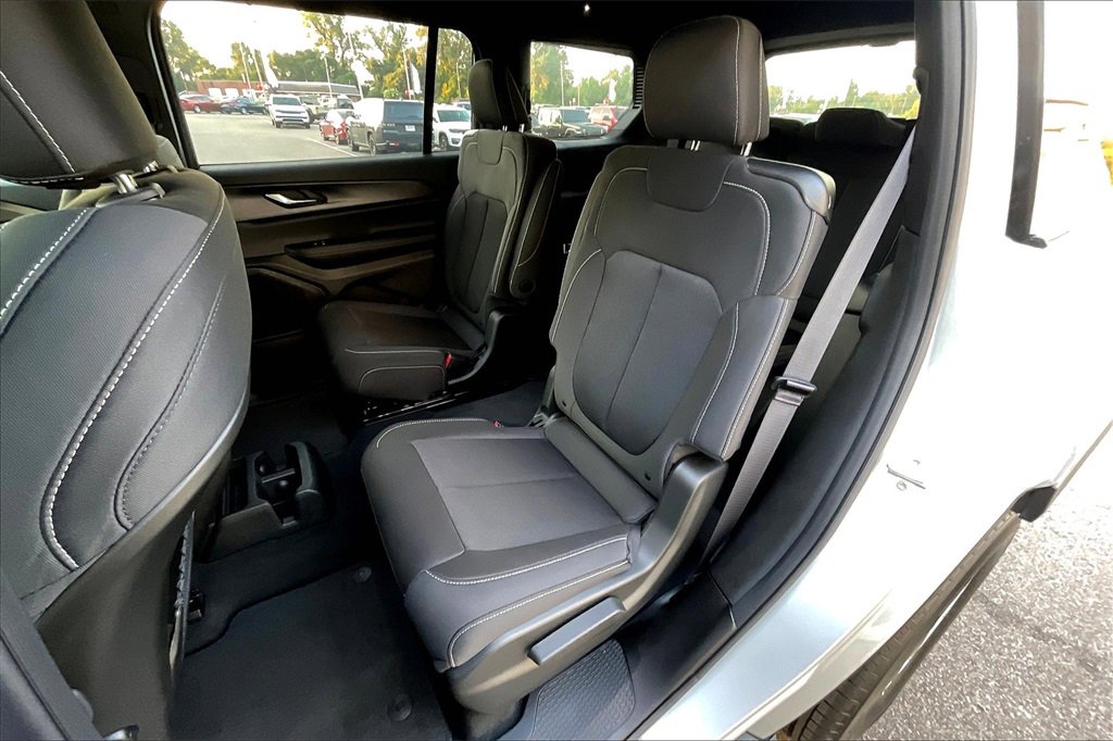 New 2025 Jeep Grand Cherokee L Laredo image 10