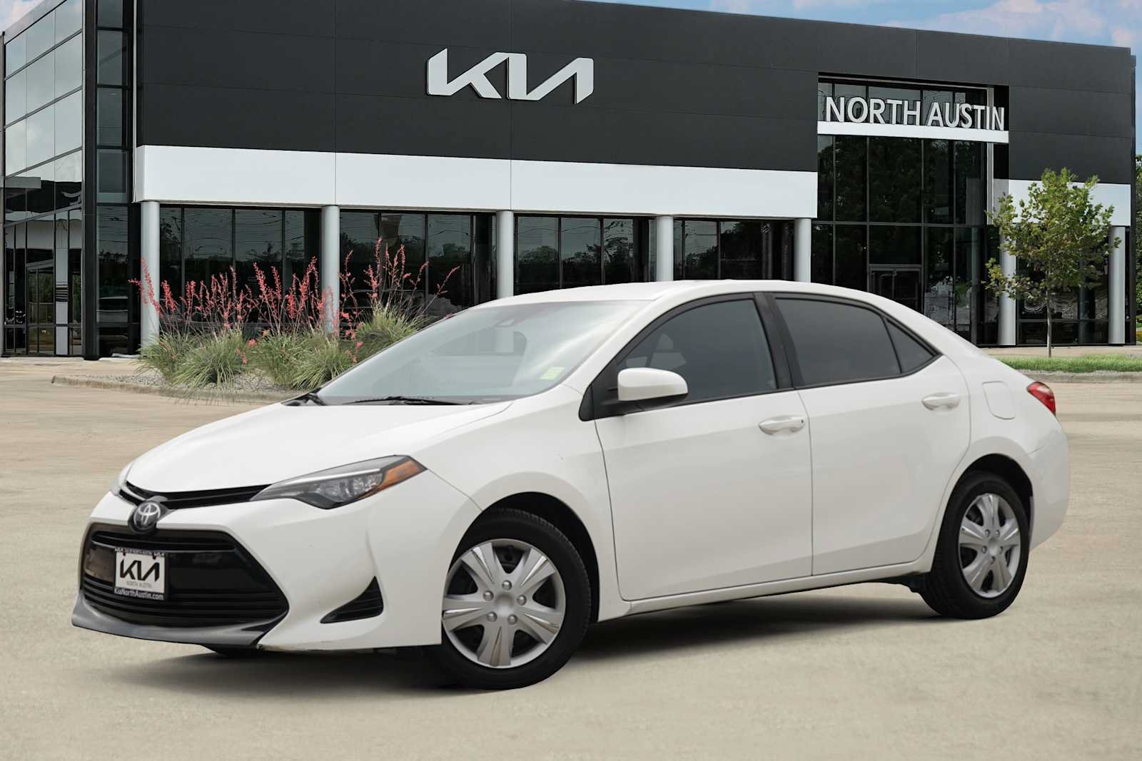 Used 2017 Toyota Corolla LE FWD image 1