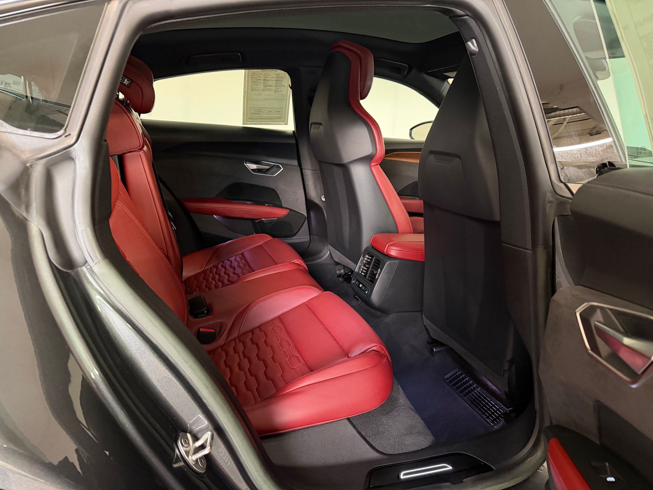 Certified 2024 Audi e-tron GT Premium Plus AWD/4WD image 33