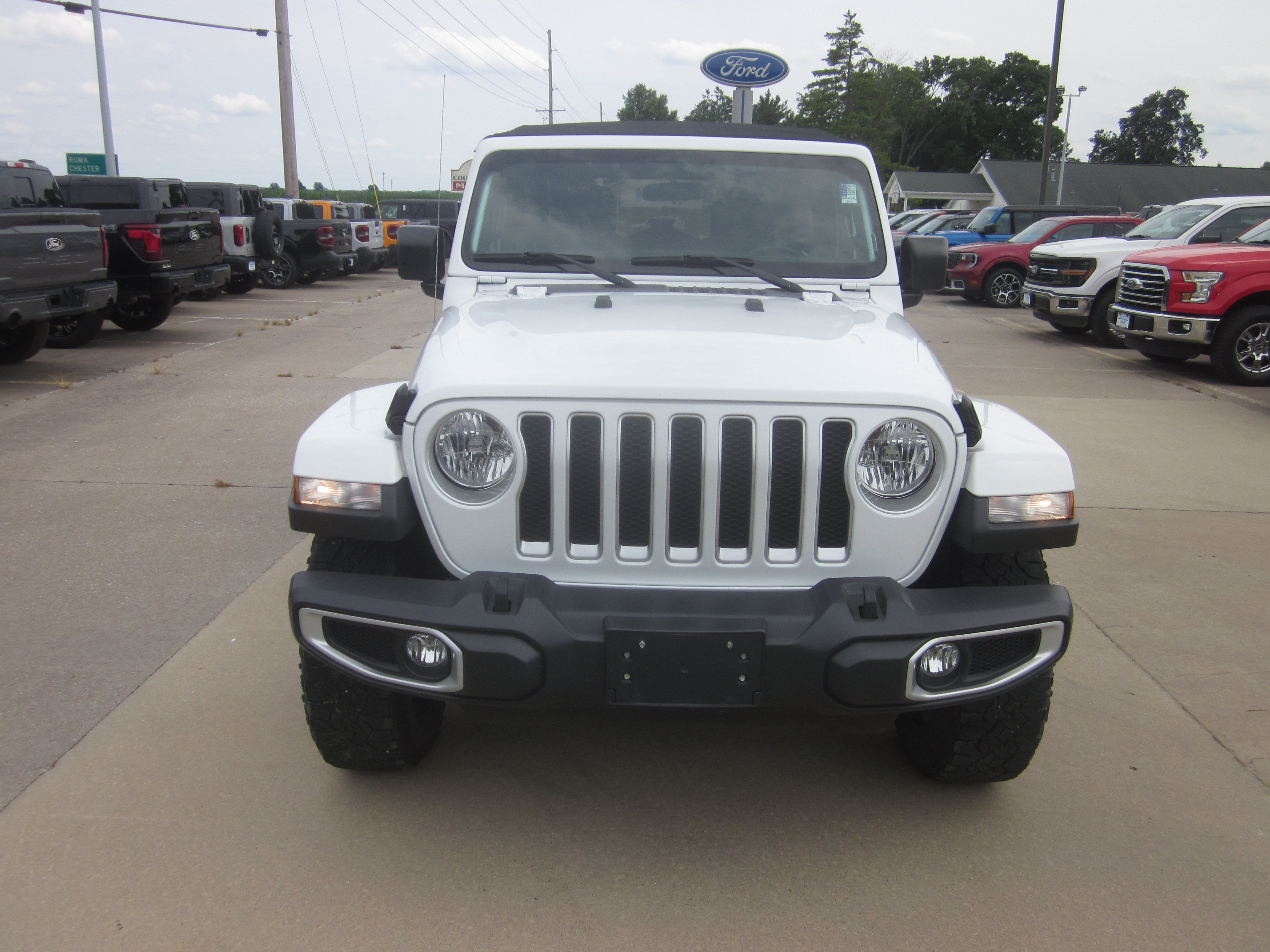 Used 2019 Jeep Wrangler Unlimited Sahara AWD/4WD image 2
