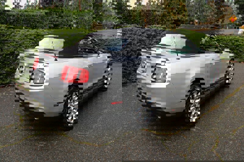 Used 2010 Ford Mustang Premium image 5