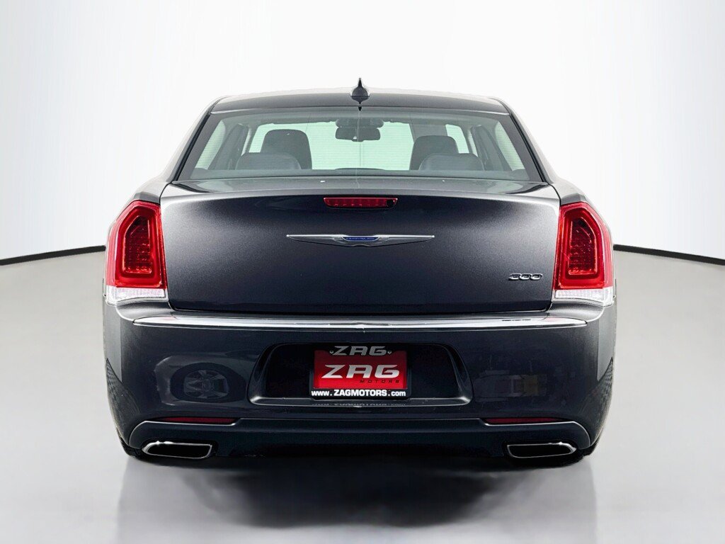 Used 2015 Chrysler 300 Limited RWD image 4