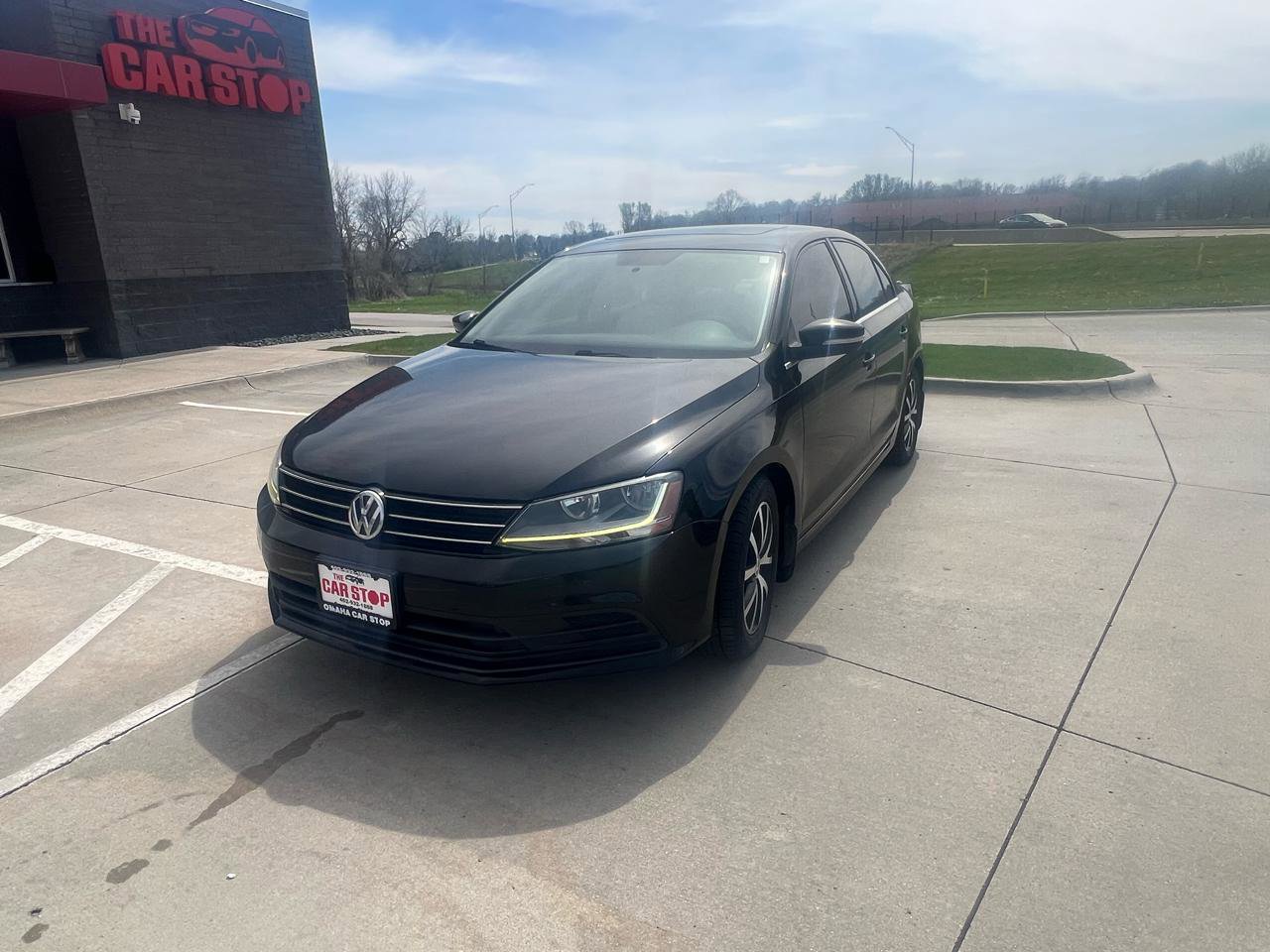 Used 2017 Volkswagen Jetta SE image 2