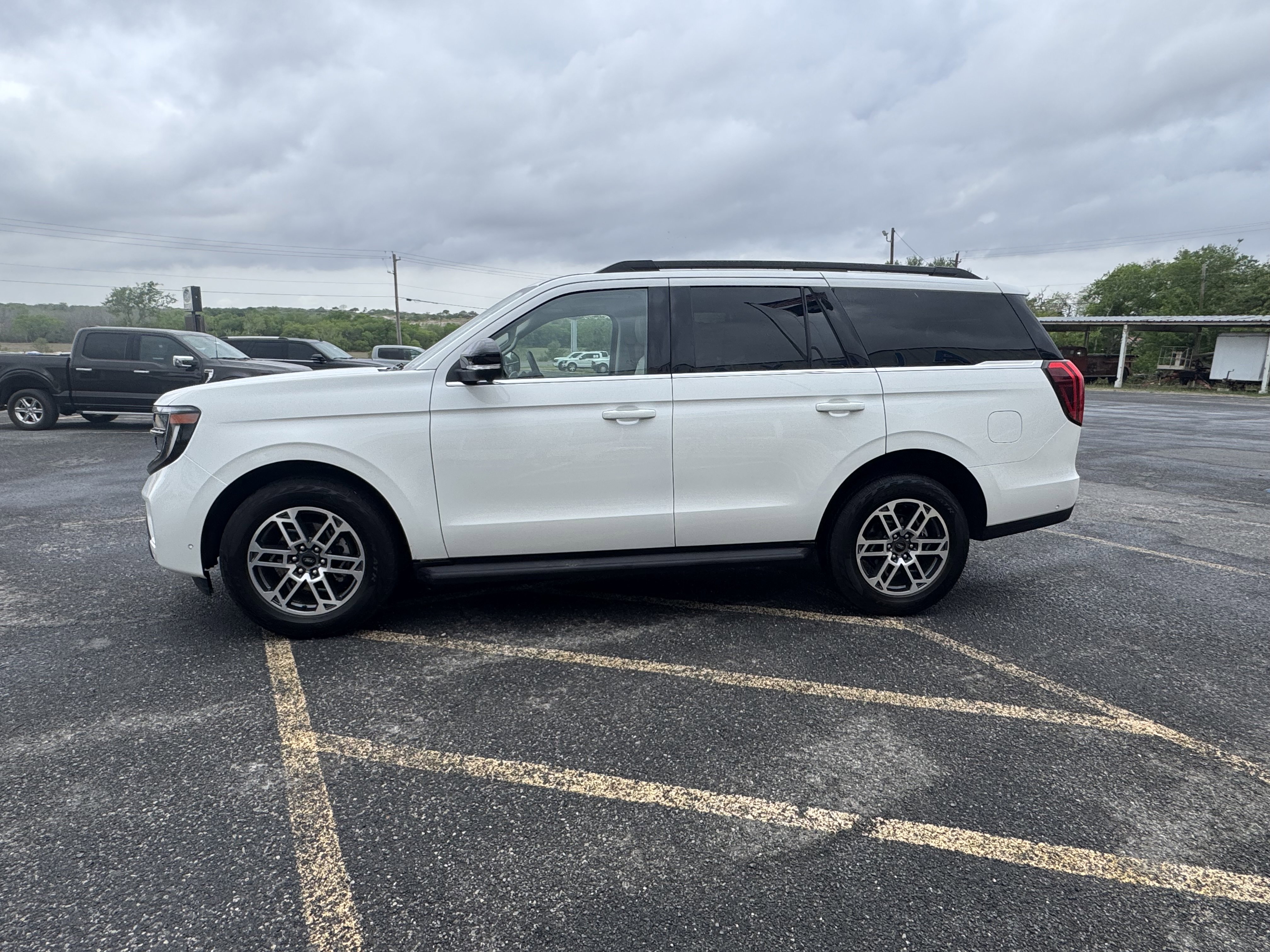 Used 2025 Ford Expedition Active AWD/4WD image 3