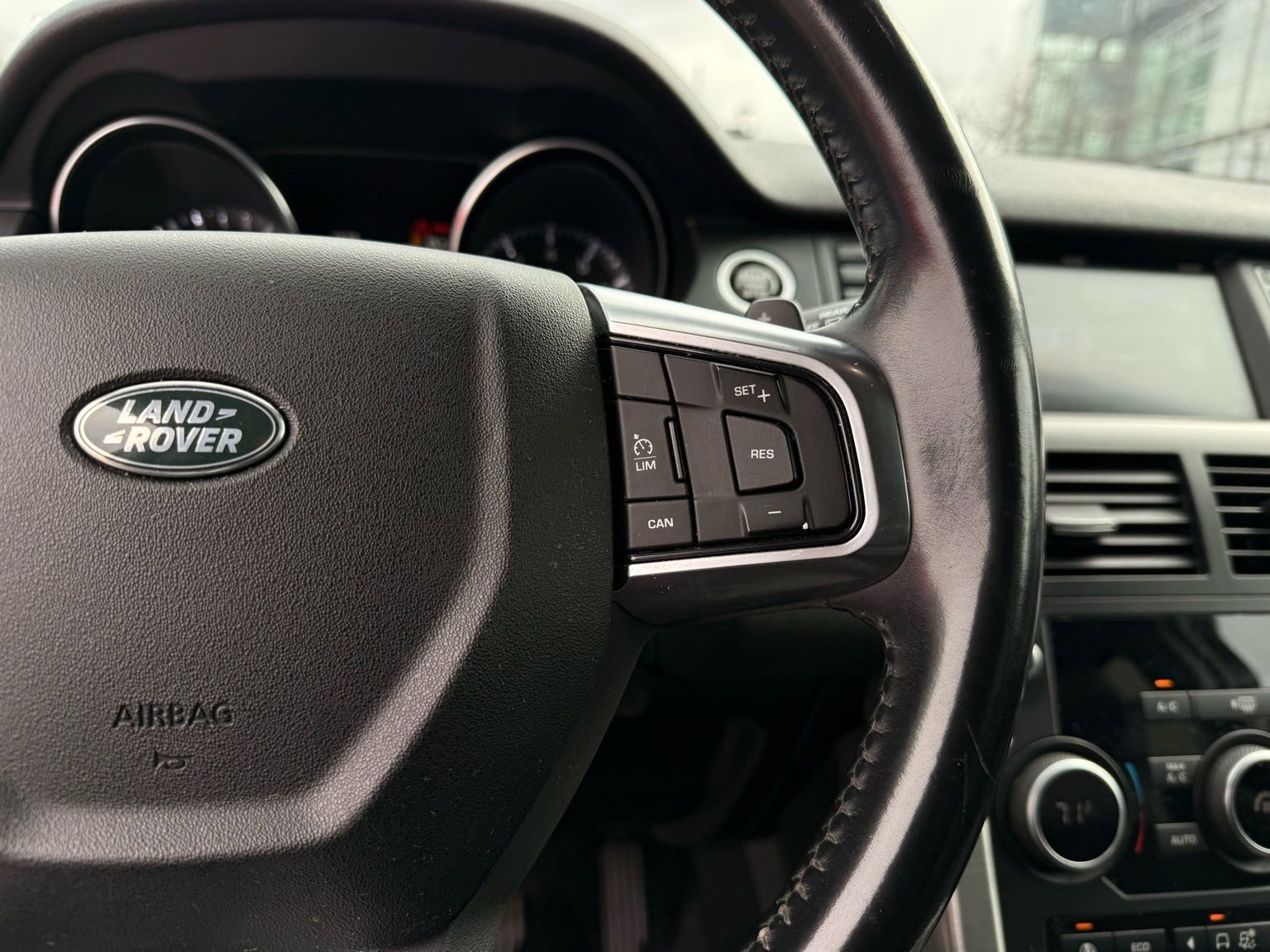 Used 2016 Land Rover Discovery Sport SE AWD/4WD image 32